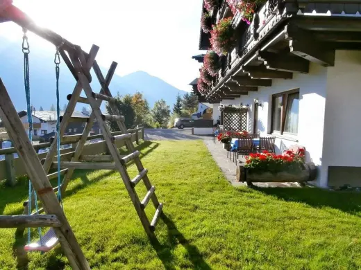 Liegewiese und Schaukel im Garten vom Haus Sonja