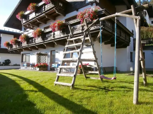 Garten mit Kinderspielplatz am Haus Sonja