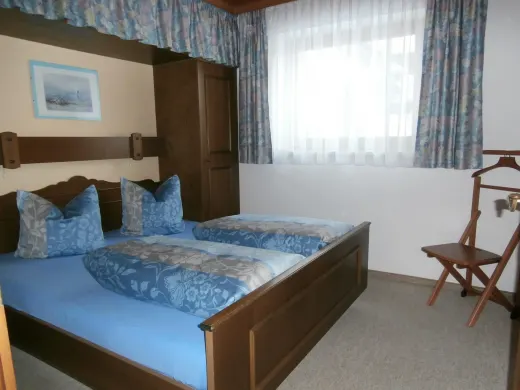 Schlafzimmer mit Doppelbett im Haus Sonja